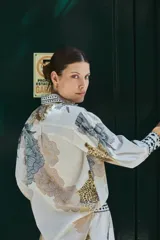 Camisa de popelina con estampado de leopardos y flores, mangas con volumen y puños con tres botones.