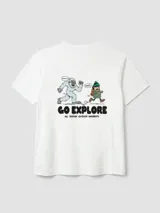 Camiseta blanca de algodón orgánico con corte oversize y estampado en la espalda de un yeti y un explorador.