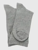 Calcetín de largo medio, color gris melange, confeccionado en algodón con tecnología Comfort Cuff (puño suave). Presenta un pequeño bordado del logo de Hush Puppies en la parte superior de la caña.