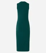 Vestido midi negro de punto acanalado, sin mangas y con cuello alto.