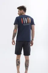 Remera de manga corta color verde azulado con cuello redondo y estampado frontal con el texto "UH3" en blanco.