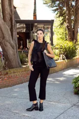 Botines negros de cuero con cierre lateral y taco geométrico.