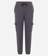 Pantalón jogger gris con bolsillos cargo laterales, cintura elastizada con cordón ajustable y puños ajustados.
