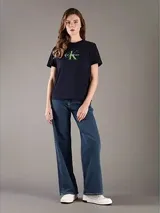 Remera azul marino de algodón con logo de Calvin Klein estampado en verde en el pecho.