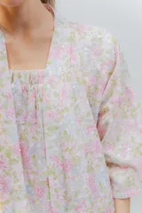 Bata kimono corta con estampado de hortensias en tonos rosados y verdes.