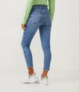 Pantalón cigarrete de jeans azul con cintura alta, pliegues y bolsillos.