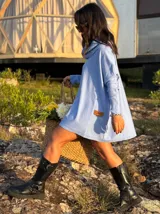 Polerón celeste oversize con cuello alto, mangas largas con puños acanalados y detalle de etiqueta de cuero en el frente.