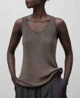 Musculosa de punto metalizado color marrón con escote en U y sisas amplias.