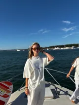 Camiseta celeste con estampado frontal y trasero con el texto "Ittai Stars" en color rojo y azul.