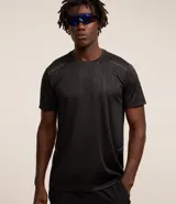 Remera deportiva negra de poliéster con tecnología Dry, cuello redondo, mangas cortas, estampa heat print y detalle de raya en los hombros.