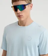 Remera deportiva de hombre, color amarillo mostaza, de manga corta y cuello redondo. Presenta un pequeño logo circular bordado en el pecho.