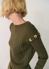 Jersey verde oliva de punto con cuello redondo, manga larga y cierre de botones en los hombros.
