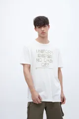 Remera color crudo con estampa frontal con texto en color ocre.