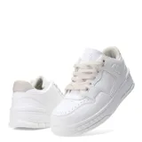 Zapatillas deportivas blancas con cordones y suela plana.