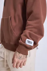 Buzo marrón con capucha y bolsillo tipo canguro.