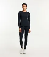 Remera deportiva negra de poliamida con protección UV, mangas largas y corte raglán.