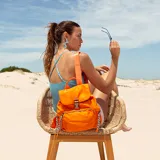 Mochila verde militar de nylon con tapa y broche metálico. Tiene apertura superior con cierre marinero, bolsillos internos, bolsillo con cierre metálico al frente y laterales. Incluye asas rígidas de mano y correas regulables para colgar en la espalda.