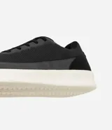 Championes Viko de hombre, color negro con suela blanca, confeccionados en poliéster con recortes y suela de EVA. Diseño casual y confortable.