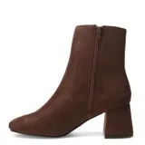 Botas cortas de mujer color marrón oscuro, con caña ajustada, punta cuadrada y taco ancho y bajo.