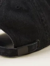 Gorra de béisbol negra de gabardina con visera curva y etiqueta con logo en la parte trasera.