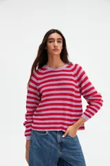 Sweater de punto a rayas horizontales rojas y lilas, de corte recto y mangas largas.