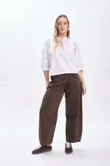 Remera blanca de algodón con mangas cortas abullonadas de popelina.