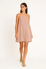 Vestido corto color salmón con rayas verticales en azul y negro, de corte suelto y tirantes finos.