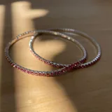 Pulsera de aleación de metales con incrustaciones de circonia, diseñada con una línea delgada y elegante.