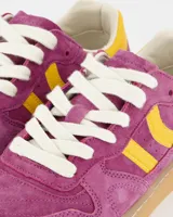 Championes de gamuza color violeta con detalles en amarillo.