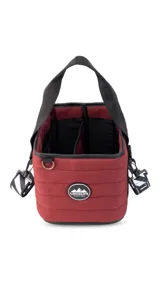 Matera color bordó con diseño acolchado, asa corta negra, correa larga regulable negra con estampado de rayas diagonales blancas y negras.