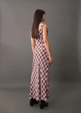Vestido largo sin mangas con estampado de cuadros, detalle drapeado y cuello drapeado.