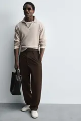Sweater tipo polo color beige, de punto con mezcla de algodón y lana, corte regular fit, cuello solapa con abertura en V y mangas largas con terminaciones en rib.