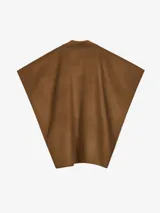 Poncho marrón con cuello polo y cierre frontal con cremallera.