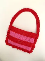 Cartera tejida a crochet con hilo 100% de algodón, con diseño a rayas y volados bordeando la cartera extendiéndose hacia la manija.