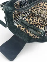 Cartera tipo hobo de cuero color marrón oscuro con acabado metalizado. Tiene correa de hombro corta y correa bandolera larga regulable.