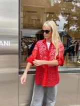 Camisa de encaje roja, de manga larga con puños y cuello solapa.
