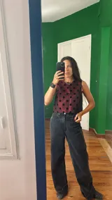 Remera corta de tafeta color verde militar con lunares de terciopelo negros, corte a la base y botón en la parte trasera.