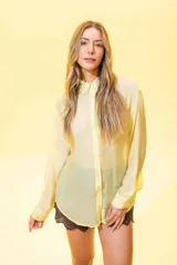 Camisa verde de manga larga con botones.