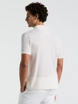 Polo de hombre color crudo con textura jacquard, cuello clásico con cierre de cremallera corto y logo bordado en el pecho.