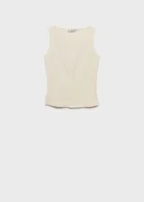 Top blanco sin mangas, con cuello barco, diseño entallado y detalle de costura en la parte delantera.