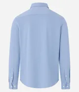 Camisa de vestir celeste en modelo slim fit, con cuello inglés, abotonada adelante, de manga larga con botones en los puños. Confeccionada con tecnología easy care performance que permite mayor elasticidad, secado rápido y menos arrugas.