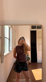 Top sin mangas color marrón chocolate, ajustado al cuerpo, con cierre en la espalda y tiras ajustables en el frente.