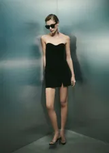 Top negro de punto con escote corazón y diseño entallado.