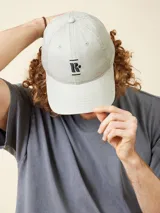 Gorra de lona lavada color gris con bordado frontal de la letra R.