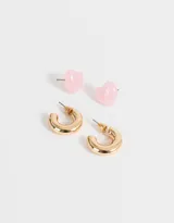 Set de dos pares de aros pasantes: un par de aros tipo argolla dorados y un par de aros tipo botón con forma de corazón con estampado animal print carey.