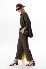 Pantalón de vestir azul con corte recto y bolsillos laterales.