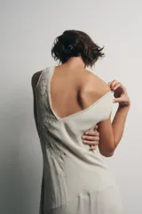 Vestido midi gris con estampado floral y abalorios, escote en V y tirantes anchos.