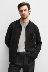 Cárdigan negro de punto de algodón, corte regular, con cuello solapa, manga larga, bolsillo de parche en el pecho y cierre frontal con botones.