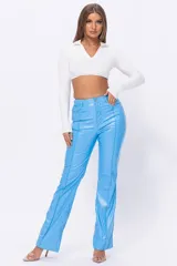 Pantalón de cuero ecológico color fucsia, con cierre y botón metálico, bolsillos laterales y detalle de estrella en la parte trasera.