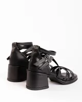 Sandalias negras de charol con tiras cruzadas y hebilla al tobillo. Tacón cuadrado. Marca Anita.